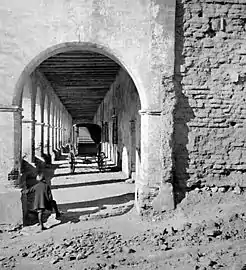 A view of the same colonnade as at left, circa 1900