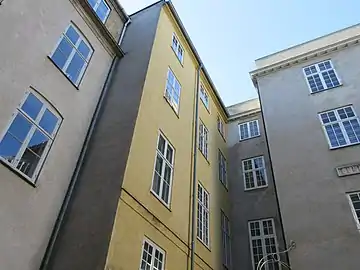 The rear side of the main wing seen from the courtyard of Sankt Annæ Plads 8.