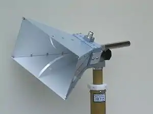 Microwave horn antenna bandwidth 0.8–18&nbsp;GHz