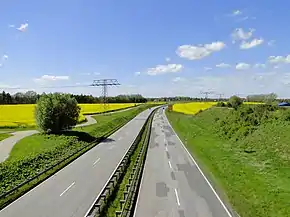 Schwerin Umgehungsstraße B106 Rapsfeld 2010-05-16 007.jpg