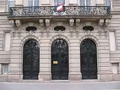 Entrances of the Direction régionale des Impôts de Strasbourg, each of the doors having a mascaron