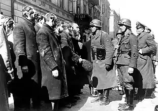 NARA copy #9, IPN copy #10Jewish Rabbis Rabbi Heschel Rappaport and others questioned by Heinrich Klaustermeyer and Josef Blösche in front of Nowolipie 32.