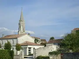 The church and surroundings in Tesson