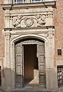 Door of hôtel du Vieux-Raisin.
