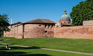 Raymond VI garden, at the foot of the last remains of the old Toulouse ramparts on the left bank.