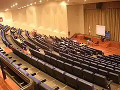 Auditorio principal «Ella Dunbar Temple», donde se realizan las principales conferencias, exposiciones y seminarios de la universidad. En dicho auditorio se realizan también presentaciones de los elencos de ballet, teatro, coro, orquesta, etc.