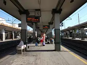 Overall view of the platform for tracks 2-3.