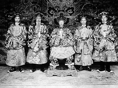 Emperor Khải Định (middle) and mandarins wearing "ô sa mạo" hats (mũ cánh chuồn) influenced by wushamao（烏紗帽）