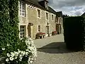 Bâtiment abritant les gîtes du château