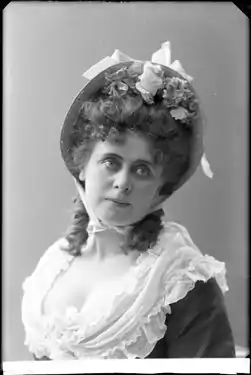 The actor Constance Byström&nbsp;[sv] playing Ulla in 18th century dress and bo-peep hat in 1908