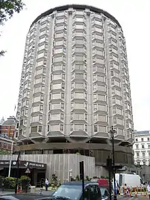 Photograph of a cylindrical tower in a Modernist style with bay-window-like extrusions